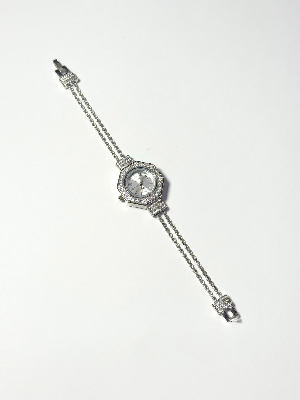 ساعة بالفضة