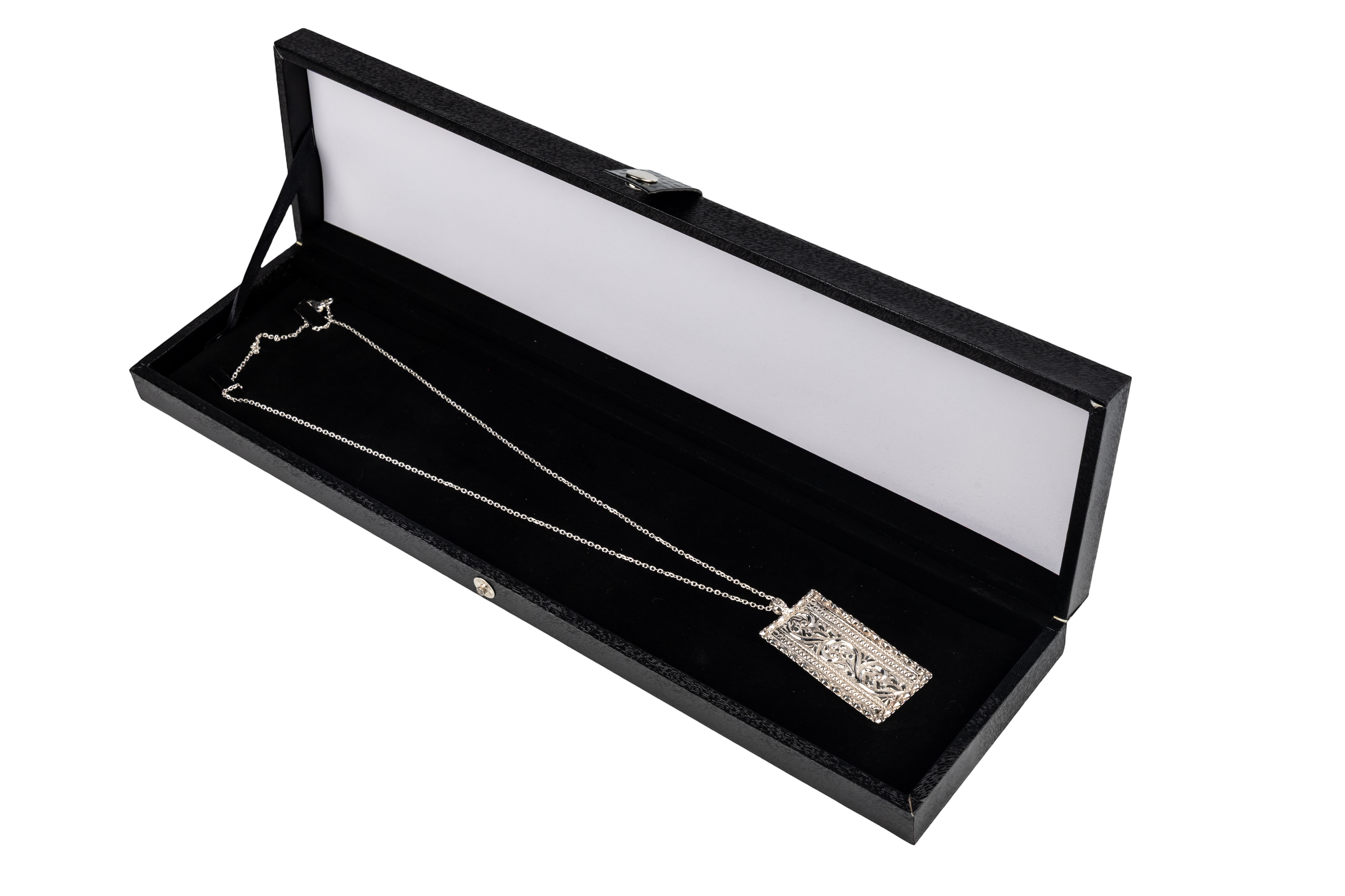 قلادة طويلة منقوشة