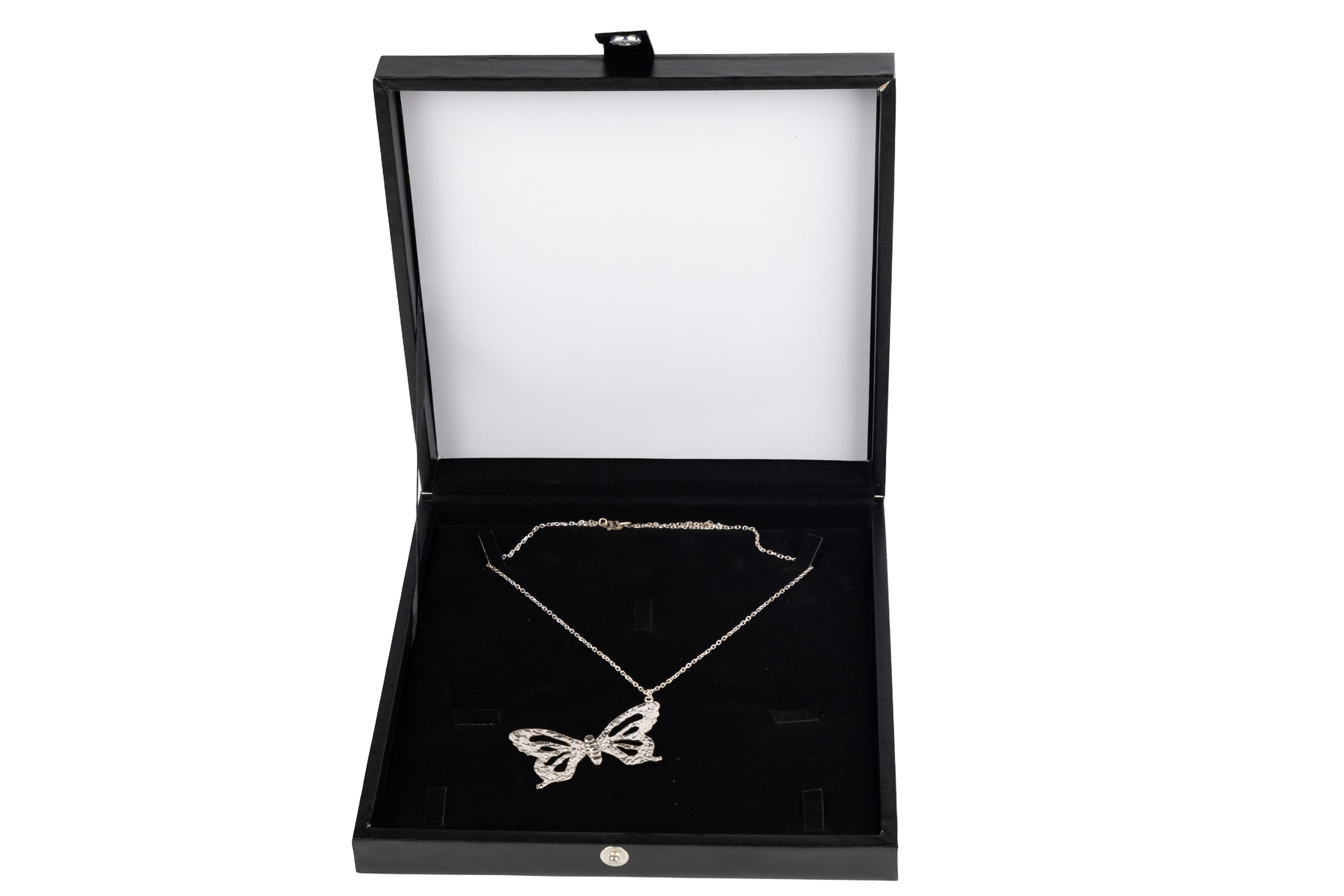 قلادة بشكل فراشة