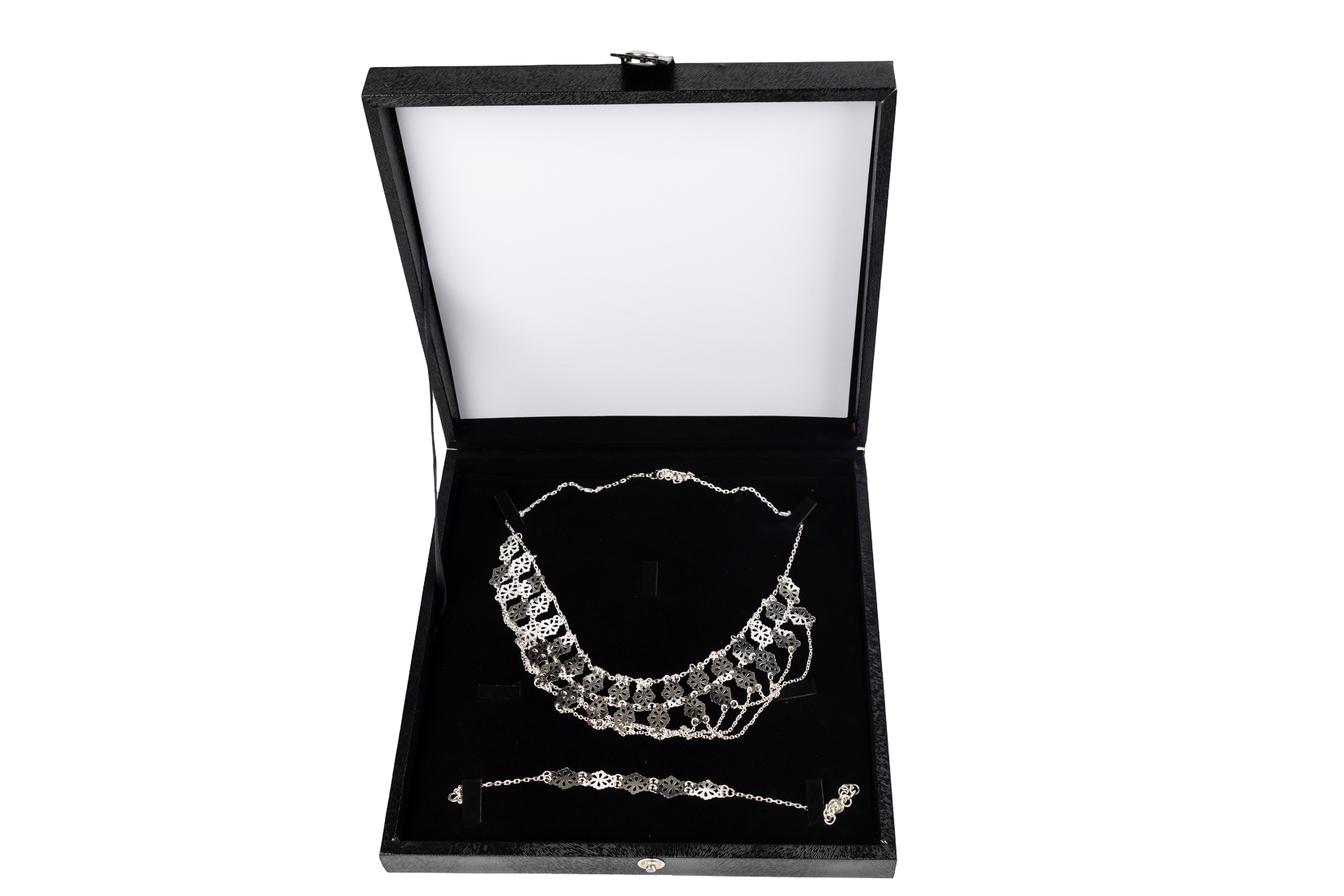 قلادة مع اسوارة بالفضة