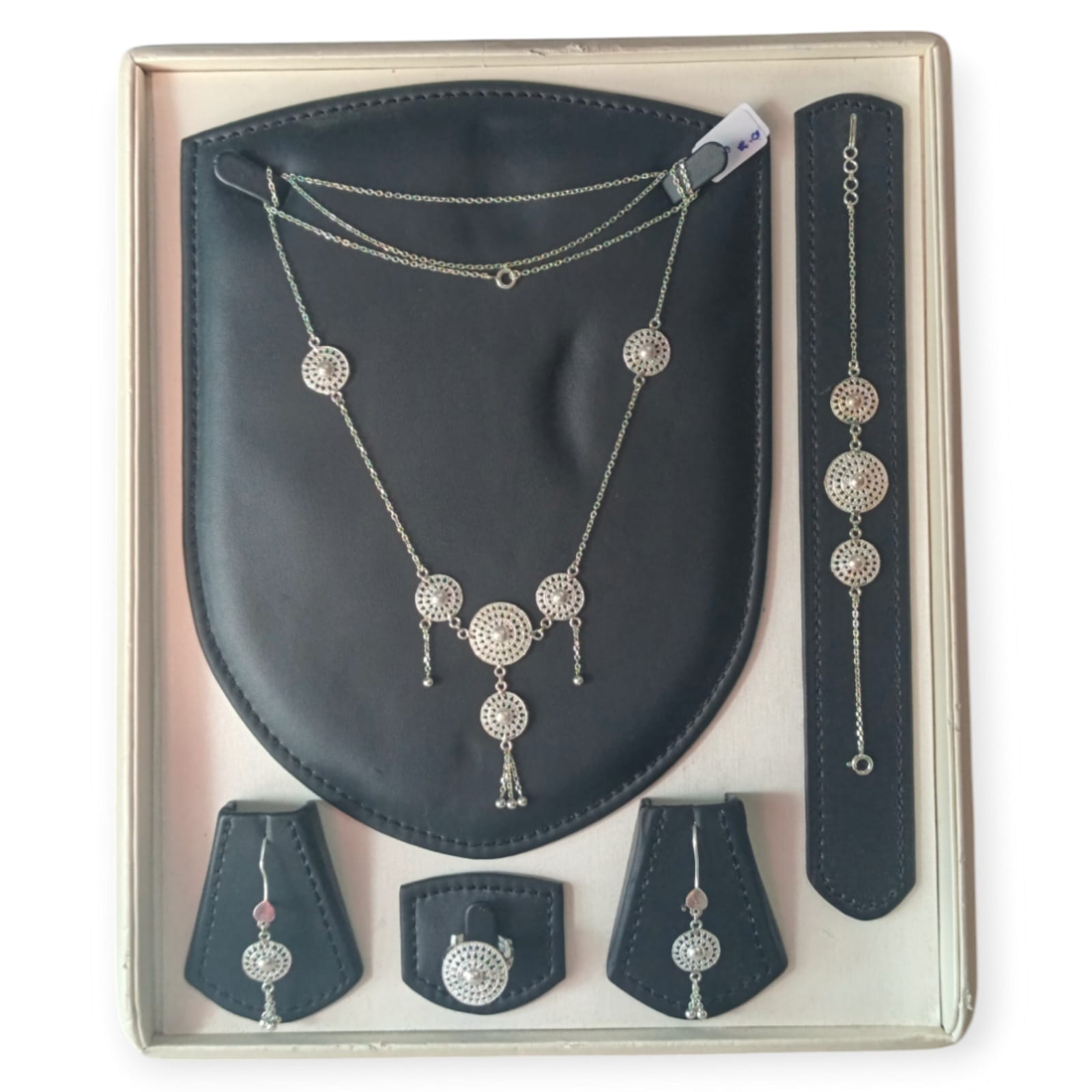 طقم قلادة مع اسوارة وخاتم وحلق بالفضة