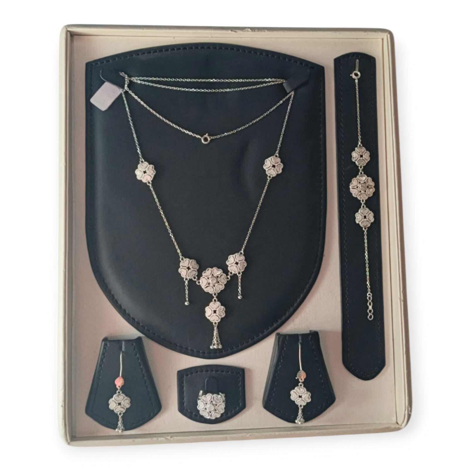 طقم قلادة مع اسوارة وخاتم وحلق بالفضة