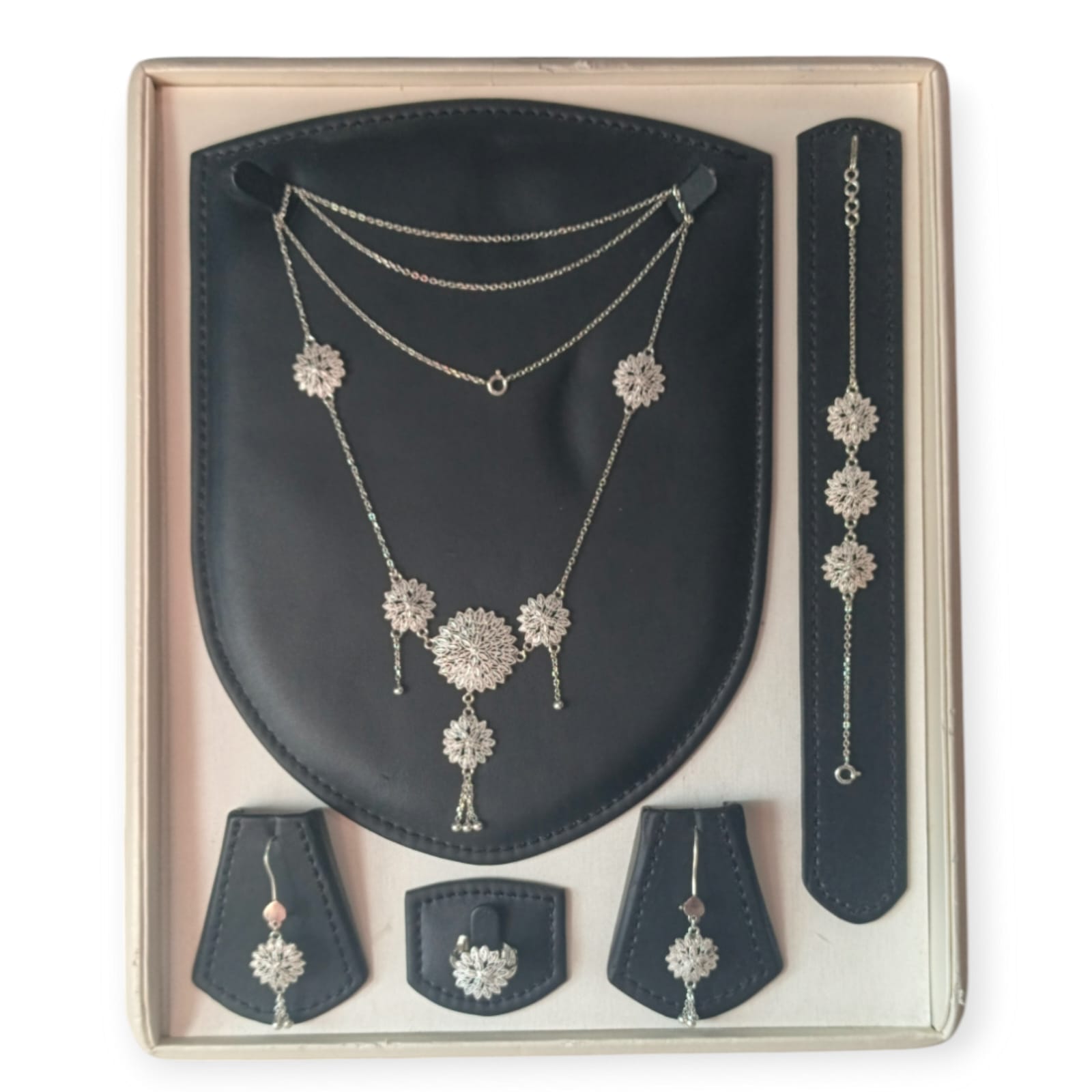 طقم قلادة مع اسوارة وخاتم وحلق بالفضة